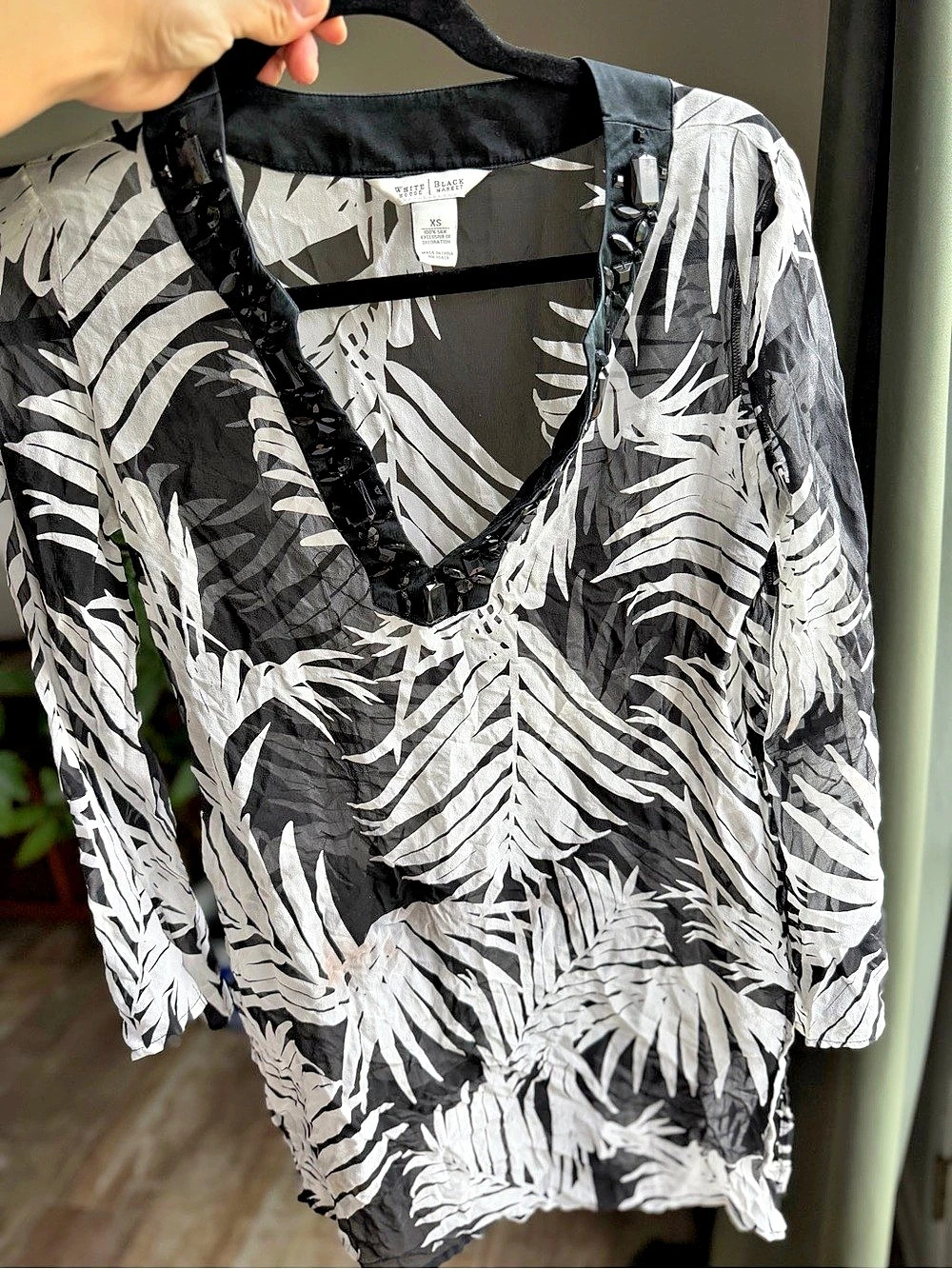 White House Black Market Leaf Print Embellished Blouse in Black & White Size XS